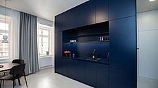 Uprost�ed bytu architekti navrhli kostku, v ní� je koupelna a kuchy�, její...