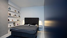 Do lo�nice se vejde pouze velká postel, sk�í�ka a poli�ka s knihami.