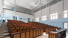 Velká geologická posluchárna. Poslední rekonstrukce jí vrátila p�vodní secesní...