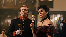 Viktor Zavadil a Sarah Havá�ová ve filmu Smetana (2024)