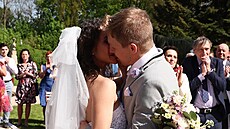 Eva Bure�ová a Tomá� Klus p�i natá�ení záv�re�ného dílu seriálu Zoo