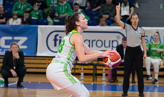 Kate�ina Galí�ková z KP TANY Brno zahrává trestý hod v Eurocupu.