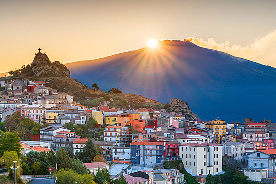 Úsvit slunce nad Etnou. Podzimní Sicílie je úchvatná.