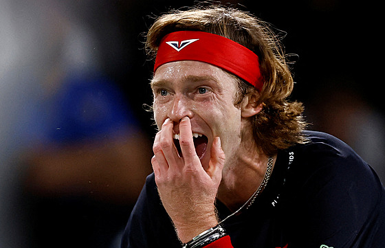 Ruský tenista Andrej Rubljov se roz�iluje ve druhém kole turnaje v Pa�í�i.