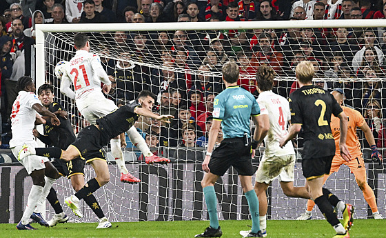 Robin Gosens (ve výskoku) z Fiorentiny st�ílí gól v zápase s FC Janov.