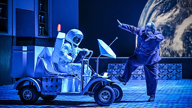 Daniel Matouek jako Blankytný a Nicky Spence jako Matj Brouek v inscenaci...