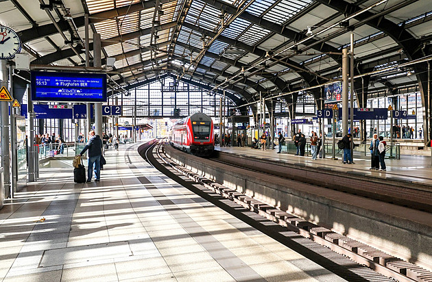Muž při kontrole na berlínském nádraží odhodil tašku s výbušninou a uprchl