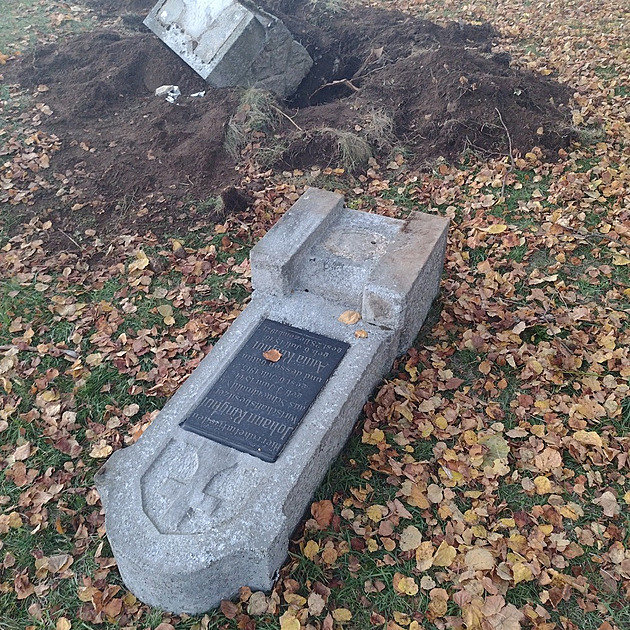 Náhrobní kámen, který �ty�ia�edesátiletému mu�i na  h�bitov� ve Stanovicích na...