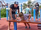 Workoutov kou Michal Vrtal pi cvien na venkovnm hiti