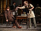 Nicky Spence a Jan va v inscenaci Vlety pn Broukovy na pdiu Nrodnho...
