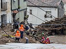 P�íslu�níci �pan�lské armády a záchranné slu�by zachra�ují lidi uv�zn�né ve...
