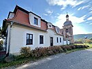 Kostel ve Vidhosticch na Lounsku s opravenou farou (jen 2024)
