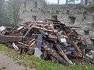 Jet pedminul tden leela u hradu velk hromada star a nefunkn ploiny.