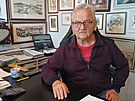 Milan Slanina ve sv� kancel��i. Na zdech mu vis� obrazy - samoz�ejm� zasklen� �...