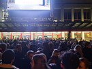 Ped koncertem se ped enteria arenou utvoila fronta a na nejbli svtelnou...