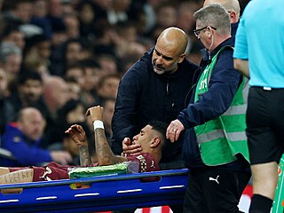 Pep Guardiola, trenér Manchesteru City, utuje zranného kídelníka Savinha na...
