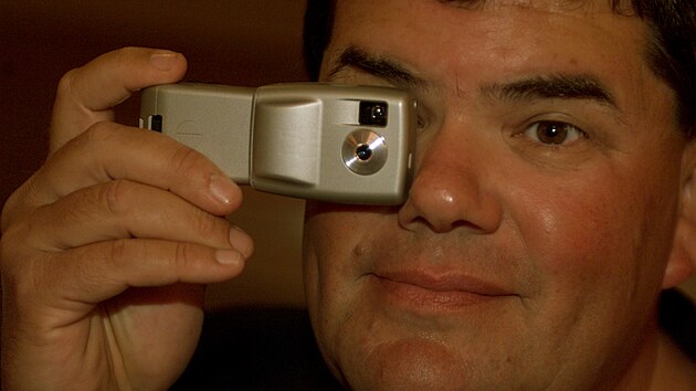 Francouzsk� vyn�lezce Philippe Kahn jako zakladatel spole�nosti LightSurf Technologies razil cestu prvn� fotomobily (2000)

demonstrates the company's new instant wireless digital photography technology using a portable wireless phone attached to the world's smallest digital camera.  (Photo by Anacleto Rapping/Los Angeles Times via Getty Images)