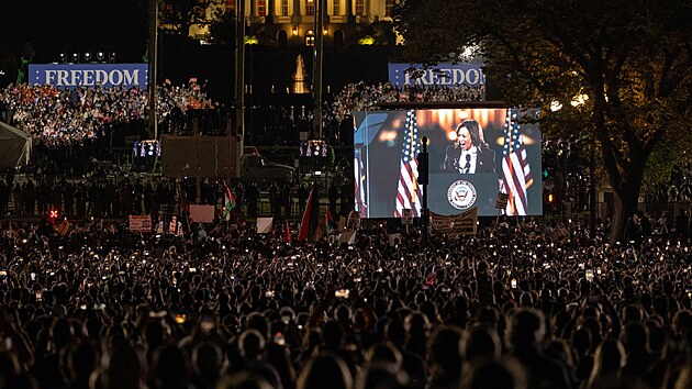 Vme, co je Donald Trump za, ekla Harrisov svm pznivcm, kterch se podle jej kampan shromdilo v centru Washingtonu pes 75 000. Je to labiln lovk posedl odplatou. Strvil desetilet snahou rozdlovat, ekla. (30. jna 2024)
