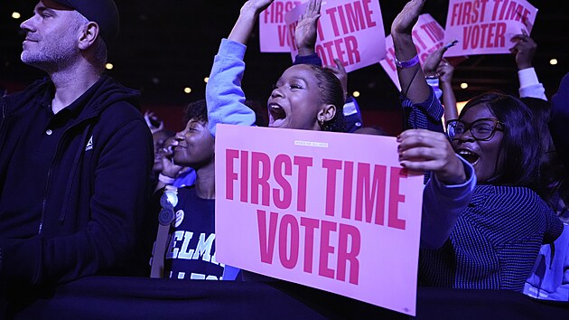 Tyto volby jsou vce ne vbr mezi dvma stranami a dvma rozdlnmi kandidty. Je to volba o tom, zda budeme mt zemi zakoenn ve svobod kadho Ameriana, nebo ovldanou chaosem a rozdlenm, prohlsila Harrisov.  (30. jna 2024)