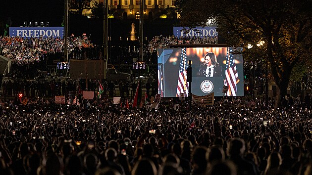 Demokratick kandidtka na prezidentku Spojench stt Kamala Harrisov varovala ped republiknem Donaldem Trumpem, kter podle n chyst pomstu svm odprcm. (30. jna 2024)