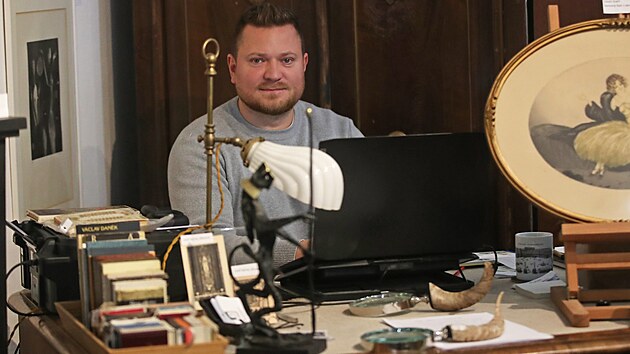 Jaroslav Sur� s man�elkou provozuje antikvari�t Libri Knih�rium.