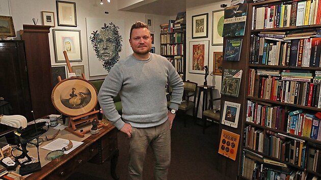 Jaroslav Sur� s man�elkou provozuje antikvari�t Libri Knih�rium.