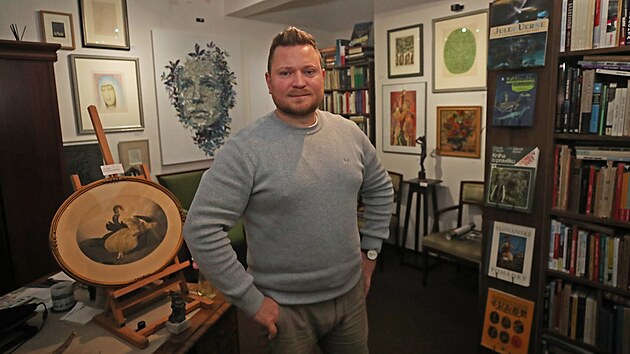 Jaroslav Sur� s man�elkou provozuje antikvari�t Libri Knih�rium.