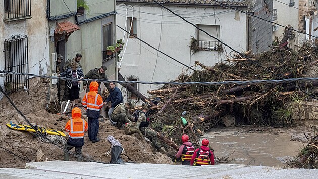 P��slu�n�ci �pan�lsk� arm�dy a z�chrann� slu�by zachra�uj� lidi uv�zn�n� ve sv�ch domech po z�plav�ch v Leturu v Albacete. (29. ��jna 2024)