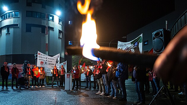 29. ��jna 2024, Osnabr�ck: Zam�stnanci Volkswagenu stoj� s pochodn�mi p�i varovn� st�vce p�ed z�vodem VW v Osnabr�cku. N�meck� svaz kovod�ln�k� IG Metall vyz�v� sv� �leny v kovopr�myslu a elektrotechnick�m pr�myslu, aby se od �ter� ��astnili celost�tn�ch varovn�ch st�vek.