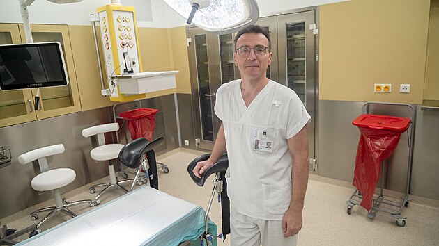 V budov porodnice zlnsk nemocnice vzniklo nov Centrum jednodenn chirurgie a gynekologie. Na snmku v novm operanm sle prim gynekologicko-porodnickho oddlen Vladimr Kalist. (jen 2024)