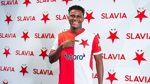 Liberijsk� z�lo�n�k Divine Teah v dresu fotbalov� Slavie.