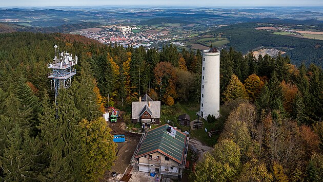 Opravovan chata stoj hned u rozhledny. V pozad jsou vidt Prachatice.