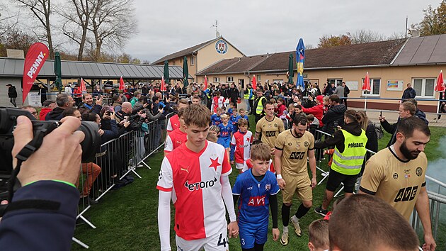 Sl�visti�t� fotbalist� nastupuj� k poh�rov�mu utk�n� v Ben�tk�ch nad Jizerou.