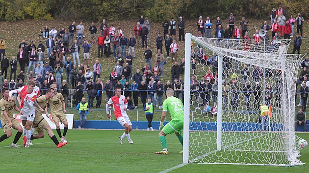 Sl�vistick� stoper Mikul� Kone�n� sk�ruje v poh�rov�mu utk�n� v Ben�tk�ch nad Jizerou, brank�� Martin Keller se za jeho hlavi�kou jen ohl�dl.