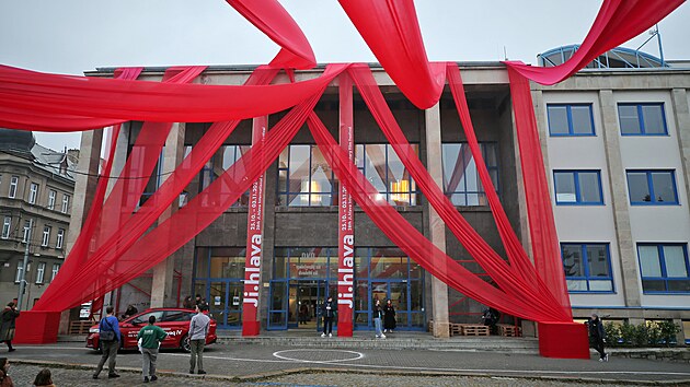 Podzimn pohodu si v Jihlav uvaj stovky nvtvnk festivalu dokument. K uvolnn atmosfe pispv i vzdoba msta, kulturnho domu i slunen poas.