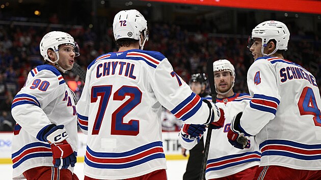 Filip Chytil (druh zleva) z New York Rangers se raduje se spoluhri z glu v zpase s Washingtonem.