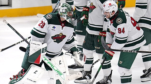 Jakub Lauko a brank Marc-Andre Fleury z Minnesoty se raduj z vhry nad Pittsburghem.