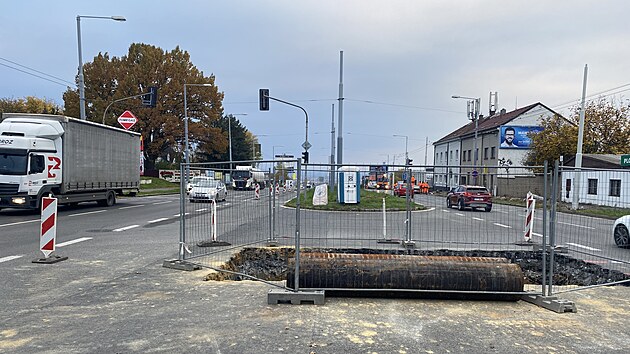 V Plzni na Rokycansk� ulici se pokl�d� vodovodn� potrub� pro dva nov� velk� z�sobn�ky. (24. ��jna 2024)