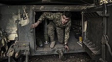 �asiv Jar. P�íslu�ník ukrajinské 24. mechanizované brigády v útrobách samohybné...