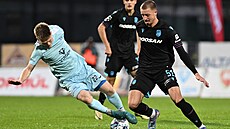 Tomá Kott z Ústí (vlevo) a Daniel Vaulín z Plzn v souboji o mí.