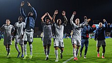 Fotbalisté Interu Milán oslavují výhru s fanou�ky.