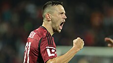 Spar�anský zálo�ník Jakub Pe�ek se raduje z gólu.