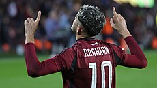 Spar�anský úto�ník Rrahmani po vst�elené brance.