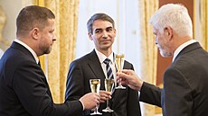 Nov� jmenovaný �len rady �eské národní banky Jakub Seidler (uprost�ed) si...