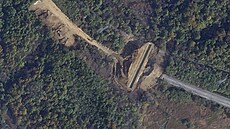 Komerní satelitní snímky ukazují, e Severní Korea vyhloubila nejmén dva...