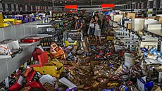 Obtí povodní na jihovýchod panlska je u nejmén 155, vyproovací práce...