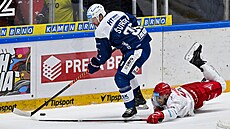 U puku Jan �vr�ek z Komety Brno, zastavit se ho sna�í Tomá� Kundrátek z T�ince....