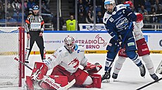 Tomá� Marcinko z Komety Brno (v modrém) p�ed brankou T�ince. (29. �íjna 2024)