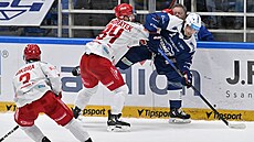 U puku Kristián Pospí�il z Komety Brno (v modrém), zastavit se ho sna�í Tomá�...