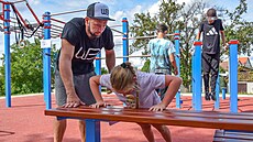 Workoutový kou� Michal Vrtal p�i cvi�ení na venkovním h�i�ti
